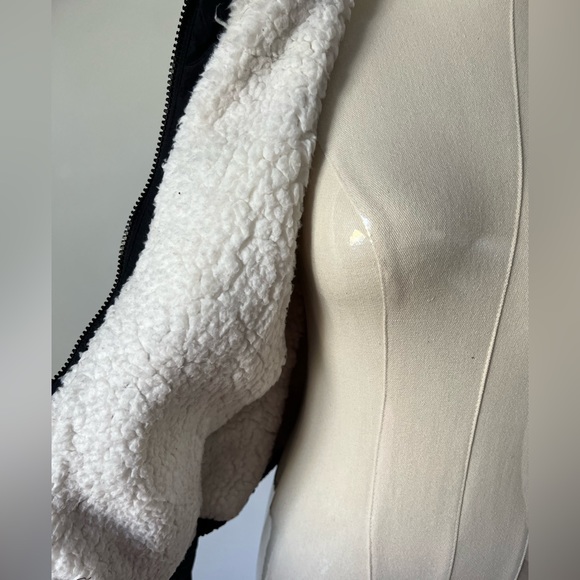 Hollister women’s jacket in black/red/white.               Size S - Picture 6 of 8